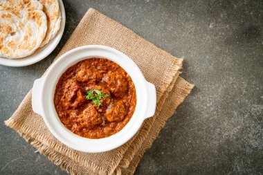 Hint usulü tavuk tikka masala baharatlı körili et yemeği roti veya naan ekmeği.