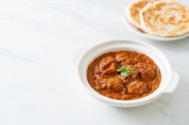 Hint usulü tavuk tikka masala baharatlı körili et yemeği roti veya naan ekmeği.