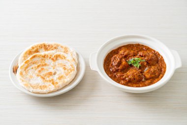 Hint usulü tavuk tikka masala baharatlı körili et yemeği roti veya naan ekmeği.