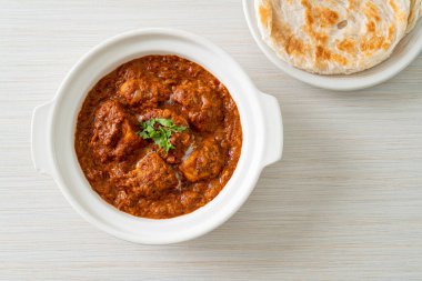 Hint usulü tavuk tikka masala baharatlı körili et yemeği roti veya naan ekmeği.