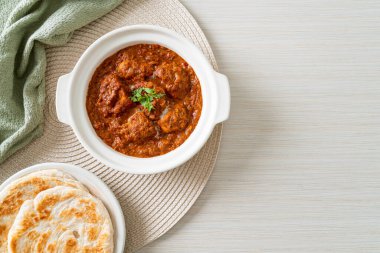 Hint usulü tavuk tikka masala baharatlı körili et yemeği roti veya naan ekmeği.
