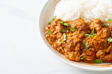 Tavuklu tikka masala, tabakta pilav, Hint yemeği tarzı.