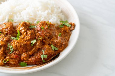 Tavuklu tikka masala, tabakta pilav, Hint yemeği tarzı.