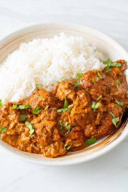 Tavuklu tikka masala, tabakta pilav, Hint yemeği tarzı.