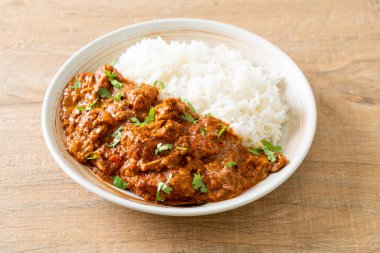 Tavuklu tikka masala, tabakta pilav, Hint yemeği tarzı.