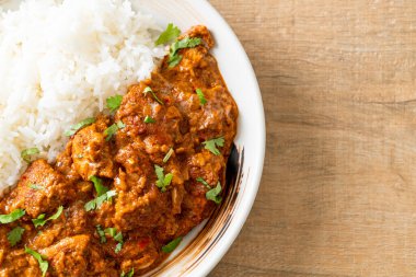Tavuklu tikka masala, tabakta pilav, Hint yemeği tarzı.