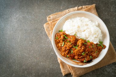 Tavuklu tikka masala, tabakta pilav, Hint yemeği tarzı.
