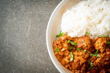 Tavuklu tikka masala, tabakta pilav, Hint yemeği tarzı.