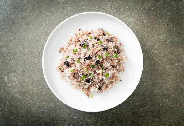 Çin zeytinli ve kıymalı pilav Asya usulü.