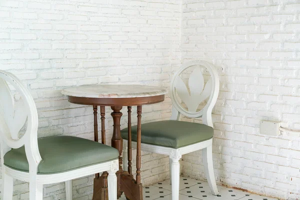 Retro Stůl Židle Bílou Cihlovou Zdí — Stock fotografie