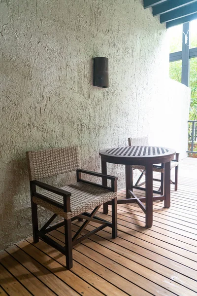 Balkonda boş bir bahçe sandalyesi.