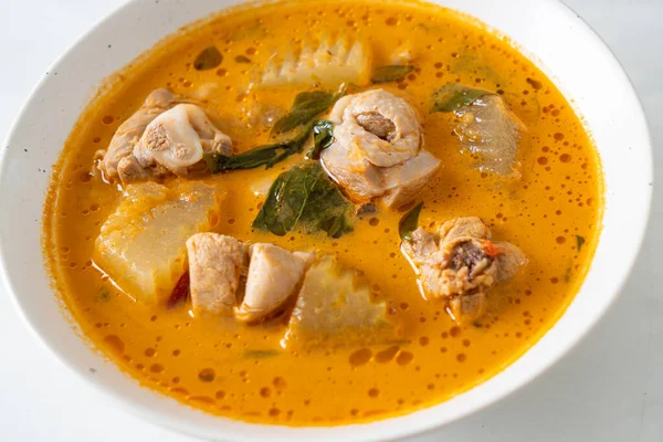 鶏チキンマサラとロティまたはナンとチキンカレースープ アジア料理スタイル — ストック写真