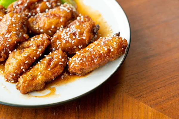 Kore soslu kızarmış tavuk ve beyaz susam.