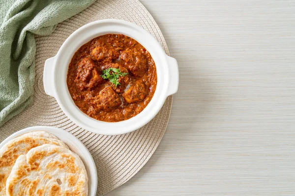 Hint usulü tavuk tikka masala baharatlı körili et yemeği roti veya naan ekmeği.