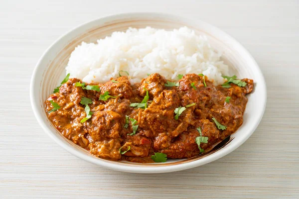 Tavuklu tikka masala, tabakta pilav, Hint yemeği tarzı.