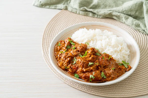 Tavuklu tikka masala, tabakta pilav, Hint yemeği tarzı.