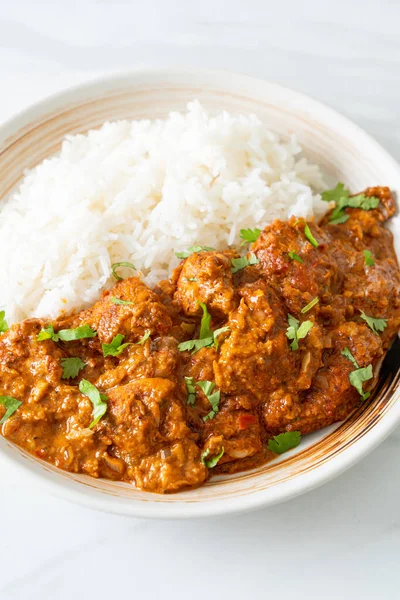 Tavuklu tikka masala, tabakta pilav, Hint yemeği tarzı.