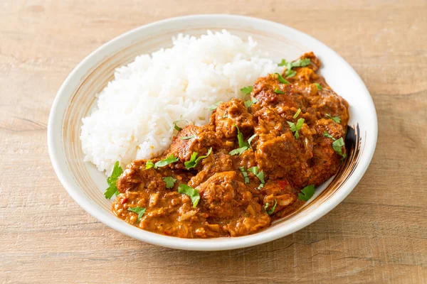 Tavuklu tikka masala, tabakta pilav, Hint yemeği tarzı.