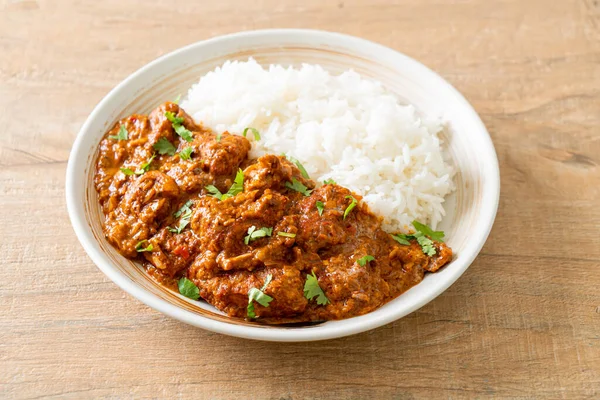 Tavuklu tikka masala, tabakta pilav, Hint yemeği tarzı.