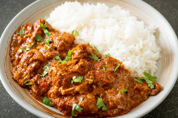 Tavuklu tikka masala, tabakta pilav, Hint yemeği tarzı.