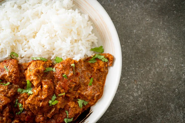 Tavuklu tikka masala, tabakta pilav, Hint yemeği tarzı.