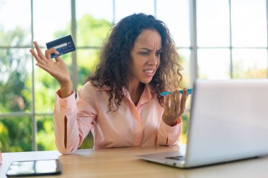 Latin kadın, evdeki çalışma alanının el ele tutuşma kartıyla çalışıyor