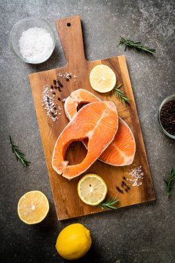 İçinde malzeme olan taze çiğ somon filetosu bifteği.