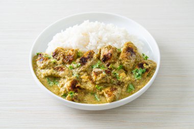 Yeşil körili Afgan tavuğu ya da Hariyali tikka tavuklu Hara masala - Asya usulü