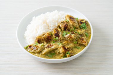 Yeşil körili Afgan tavuğu ya da Hariyali tikka tavuklu Hara masala - Asya usulü