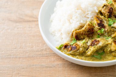 Yeşil körili Afgan tavuğu ya da Hariyali tikka tavuklu Hara masala - Asya usulü