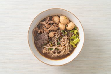 Domuz etli Tayland eriştesi, yahni, köfte ve domuz ciğeri kanlı çorba Tayland eriştesi usulü.