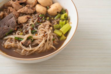 Domuz etli Tayland eriştesi, yahni, köfte ve domuz ciğeri kanlı çorba Tayland eriştesi usulü.