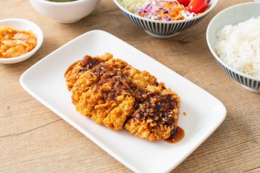 Tonkatsu - Japon usulü domuz pirzolası.