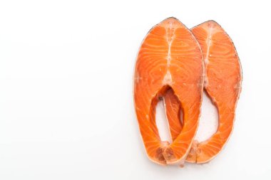 Beyaz arka planda ham izole taze somon