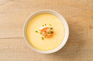 Karides ve taze soğanlı buğulanmış yumurta.