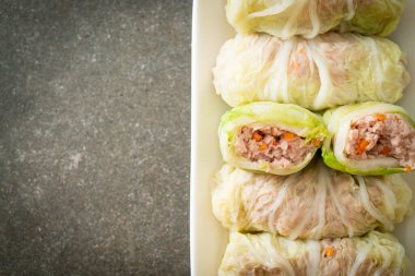 Çin lahanasına sarılı ev yapımı kıymalı domuz eti ya da haşlanmış lahana.