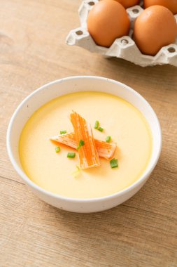 Yengeç sopasıyla haşlanmış yumurta ve taze soğan.