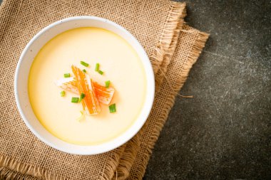 Yengeç sopasıyla haşlanmış yumurta ve taze soğan.