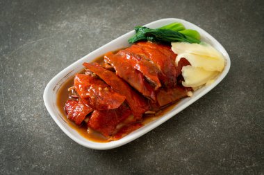 Pekin ördeği ya da ızgara kırmızı soslu kızarmış ördek Çin yemeği tarzı.