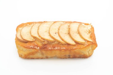 Elma ekmeği parçalanmış kek beyaz arka planda izole edilmiş.