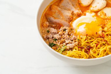 Baharatlı çorbada köfte ve domuz etli erişte mi yoksa Asya usulü Tom Yum Erişte mi?