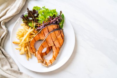 patates kızartması ile çift ızgara somon biftek fileto