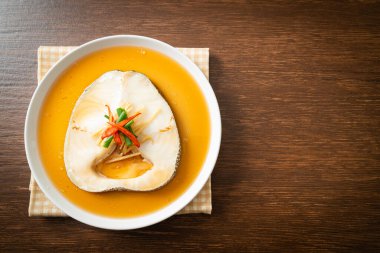 Soya soslu haşlanmış morina balığı ya da buğulanmış kar balığı ya da soya soslu Şili Bası.