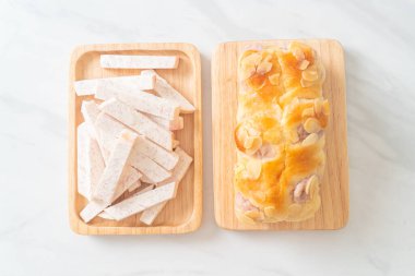 Tahtada nefis taro ekmeği.