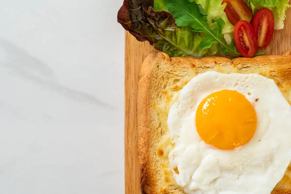 Peynirli ev yapımı ekmek ve kahvaltıda sebze salatasıyla birlikte kızarmış yumurta.