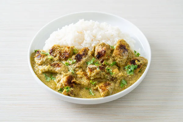 Yeşil körili Afgan tavuğu ya da Hariyali tikka tavuklu Hara masala - Asya usulü