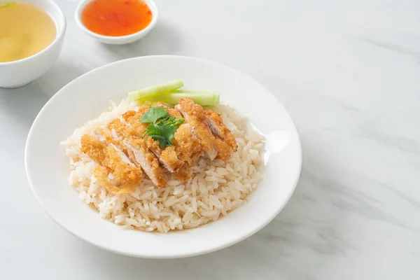 Nasi Kukus Dengan Ayam Goreng Atau Nasi Ayam Hainan Gaya — Stok Foto