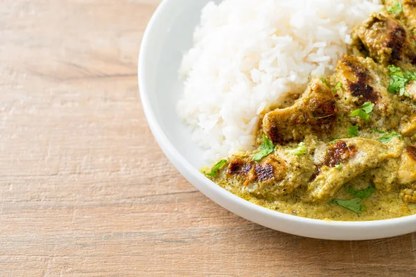 Yeşil körili Afgan tavuğu ya da Hariyali tikka tavuklu Hara masala - Asya usulü