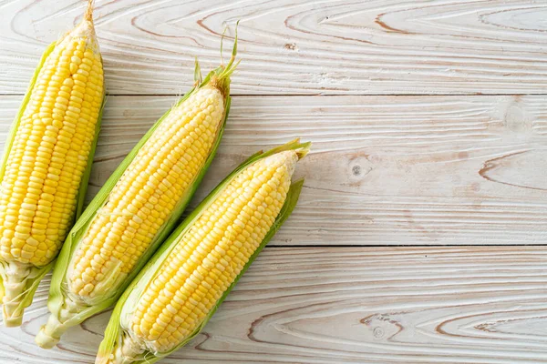 Kopya alanı ile ahşap zemin üzerinde taze mısır