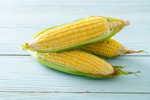 Kopya alanı ile ahşap zemin üzerinde taze mısır
